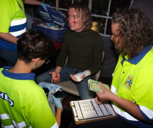 006 SO1 EHBO team werkt samen om slachtoffer te behandelen