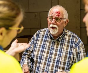 Slachtoffer met tand uit de mond en hoofdwond